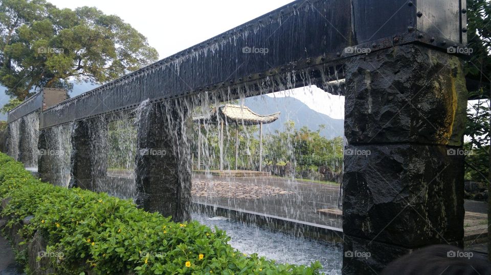 Serene water featuresnu in the garden
