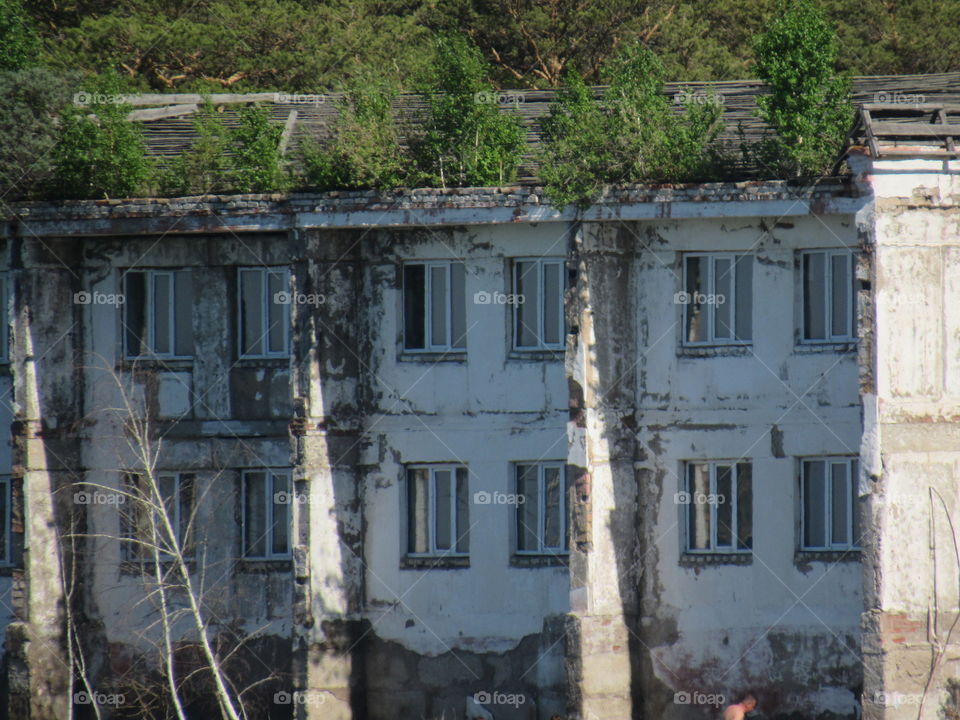 старое здание- раньше был пионерский лагерь