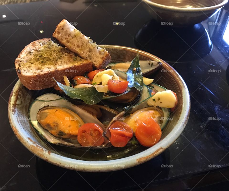 Mussels with vegetables and sourdough 