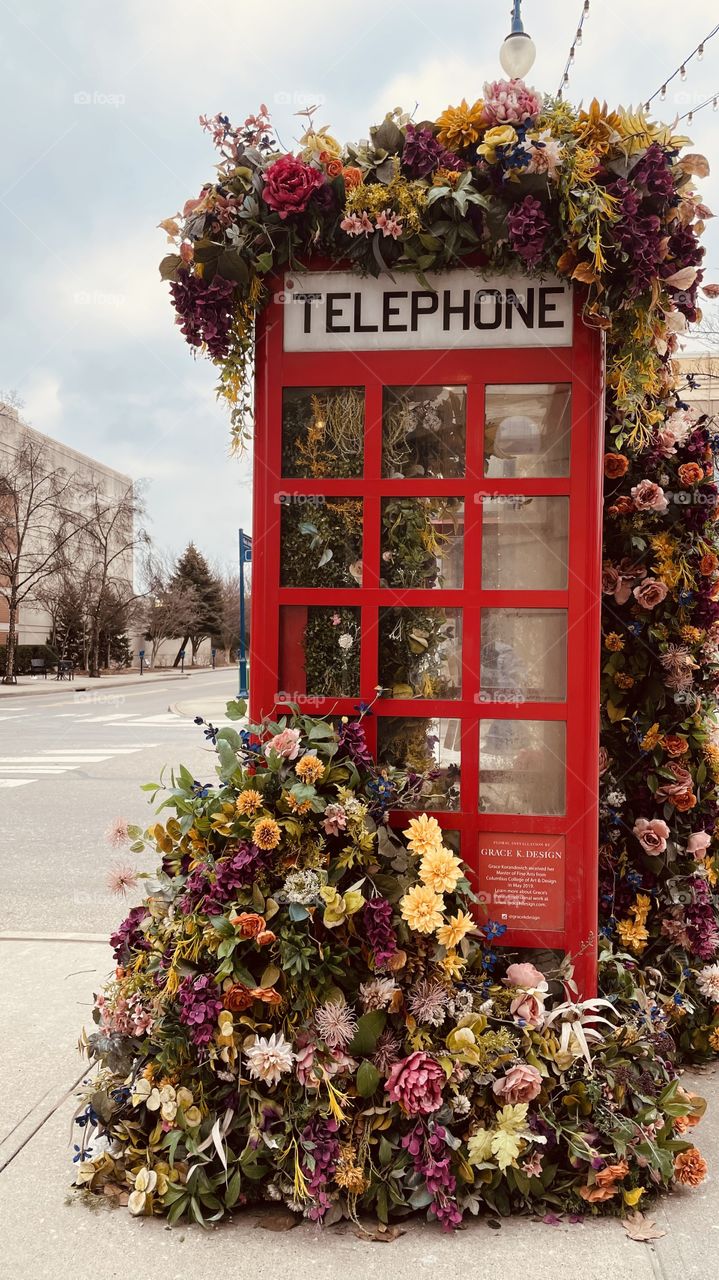 A lovely red British telephone booth in the middle of Ohio. It’s adorned with a bouquet of flowers! Grace K Design.