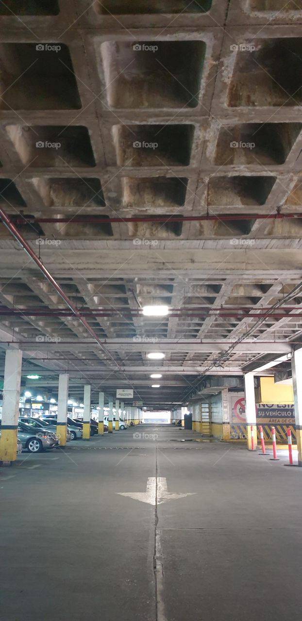 Internal structure of the roof of the parking lot of the Parque Aragua Maracay shopping center.  architecture and design