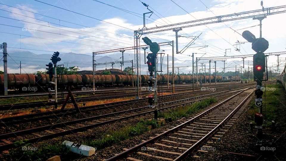 Railway traffic signal and wagon