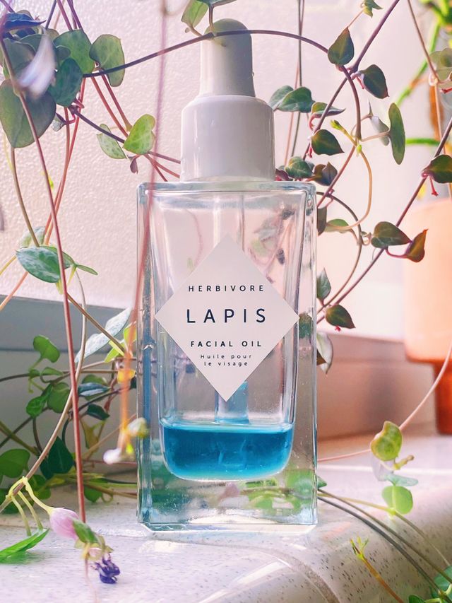 Face oil with a plant