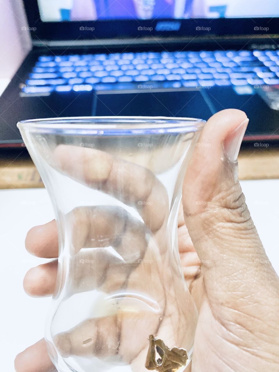 Show computer and drink tea 