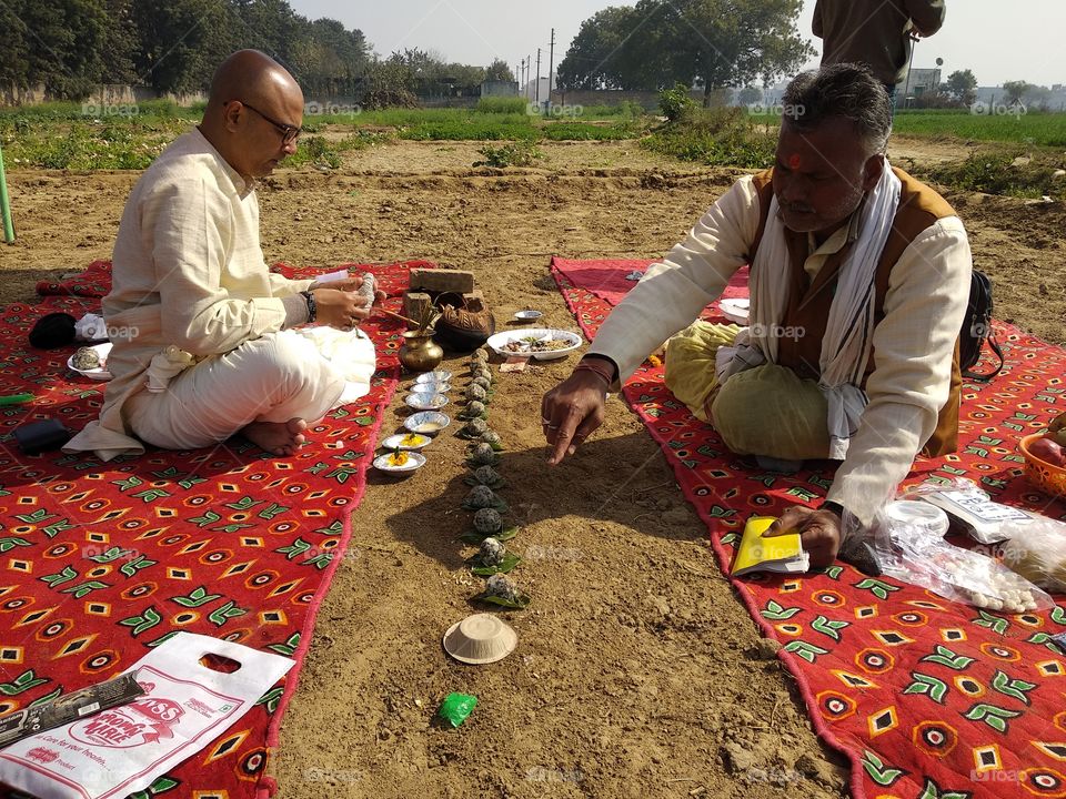 pind daan gives an ultimate relief to the departed soul and paves way into the world of peace. an obligatory Hindu ritual performed for the departed. Learn more about the importance of Pind Daan
