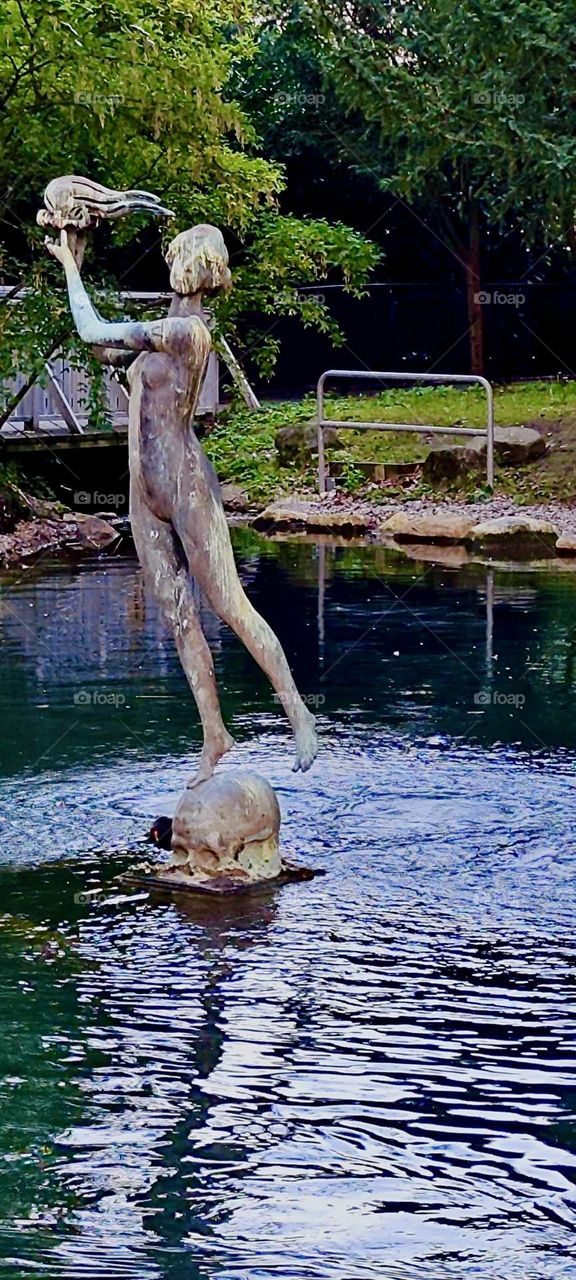 This easy footed dancing nymph can be found in one of the city parks of „Trelleborg“, „Sweden“ by the „Baltic Sea“. 2023. Hypnotic Productions