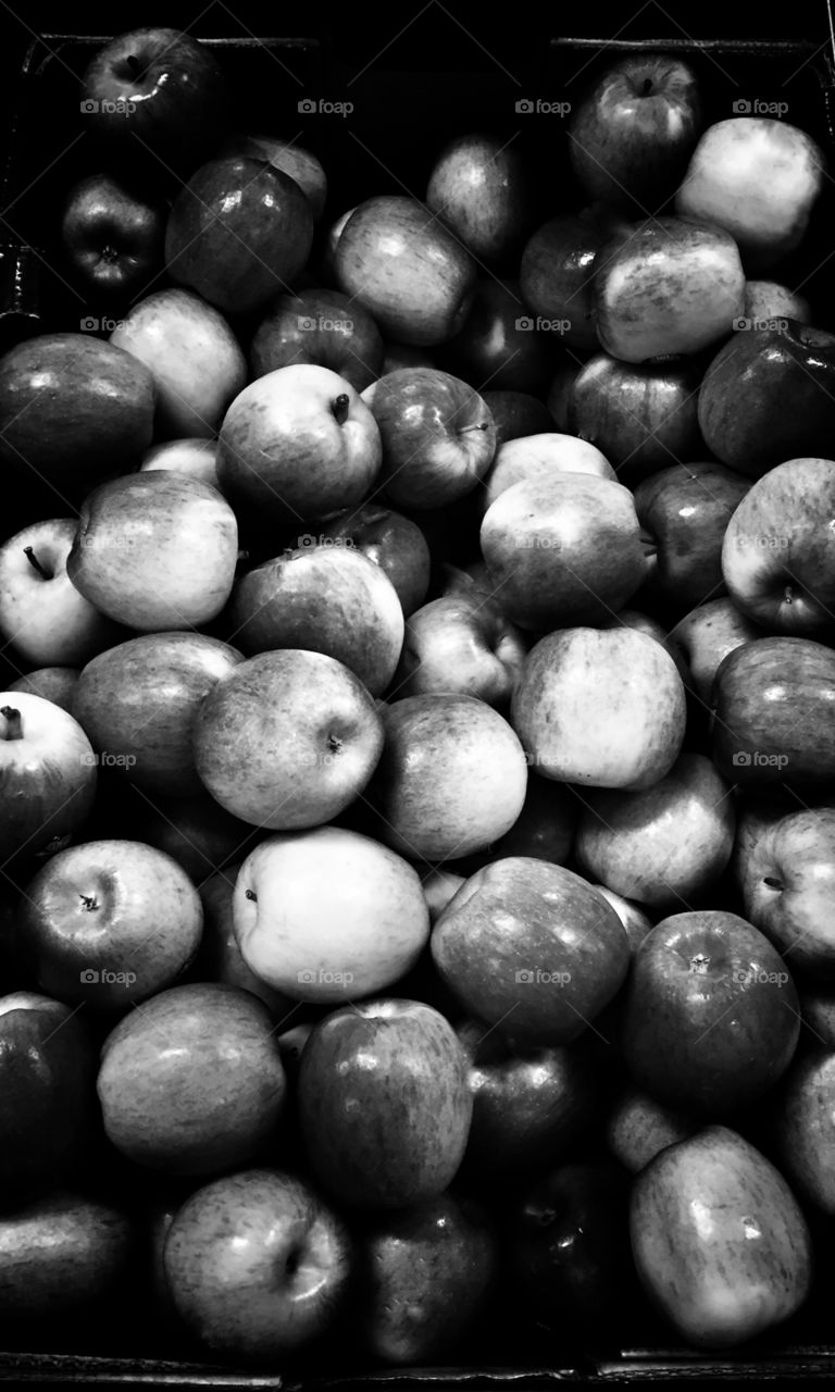 Apples in black and white 
