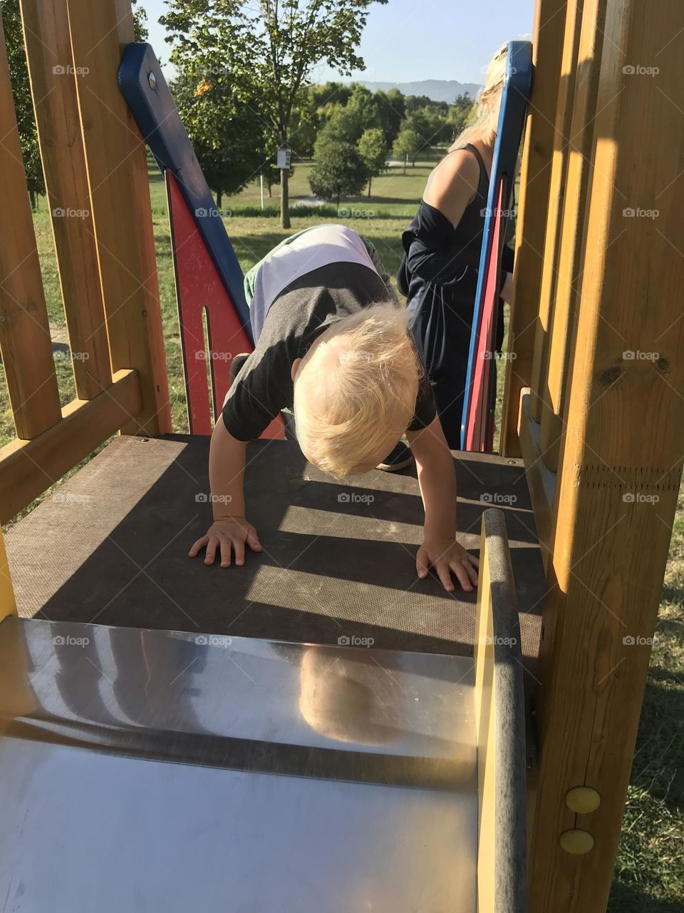 un ragazzino con i capelli biondi sta giocando all'asilo, a little boy with blond hair is playing in the kindergarten