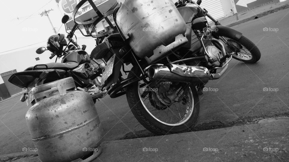 Motocicleta de serviços de entregas de botijões de gás.