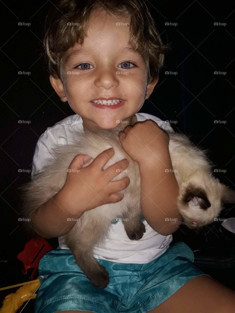 beautiful child with the cat

￼