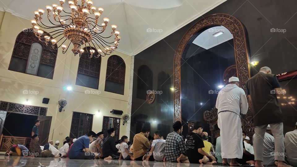 sedang sholat tarawih