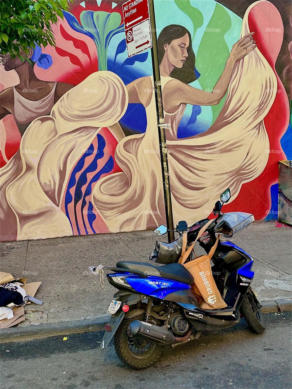These curvaceous swinging white dresses on two Latina dancers are part of a large art mural on „Jefferson Street“ off „Broadway“ and „Myrtle Ave“ in „Bushwick“, Brooklyn. It stretches over almost an entire city block. 2024. Hypnotic Productions