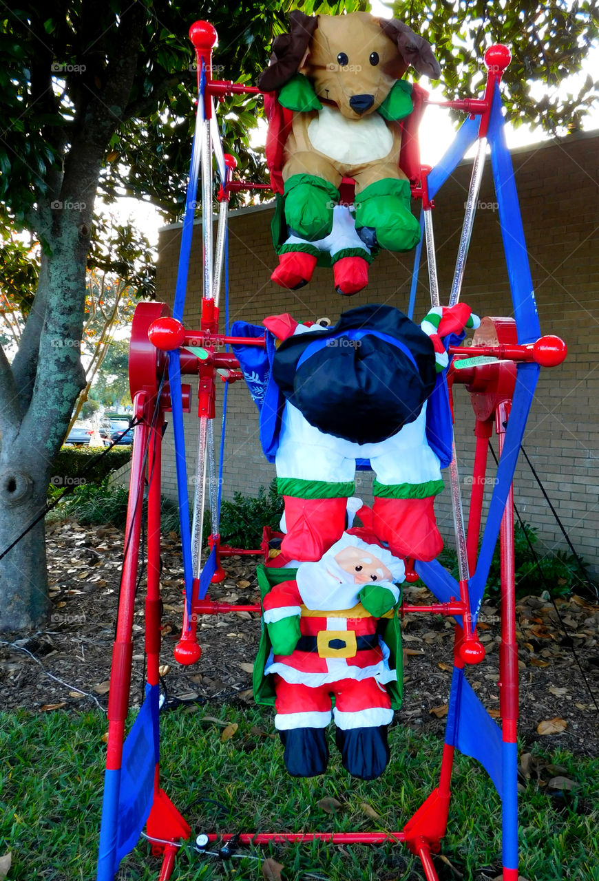 Ferris Wheel going around!
The Ferris wheel goes around and around display Christmas characters!