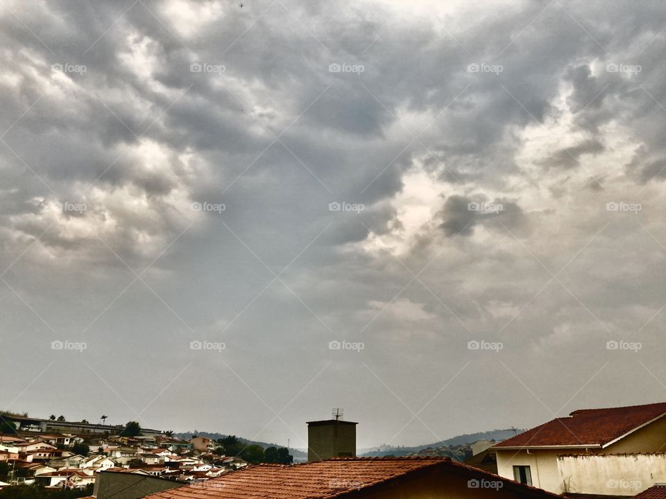 Primeiras impressões de #chuva… começou o #vento e as #nuvens estão escurecendo ainda mais.
Queremos #água - mas que venha mansa!
📸
#FOTOGRAFIAéNOSSOhobby 
