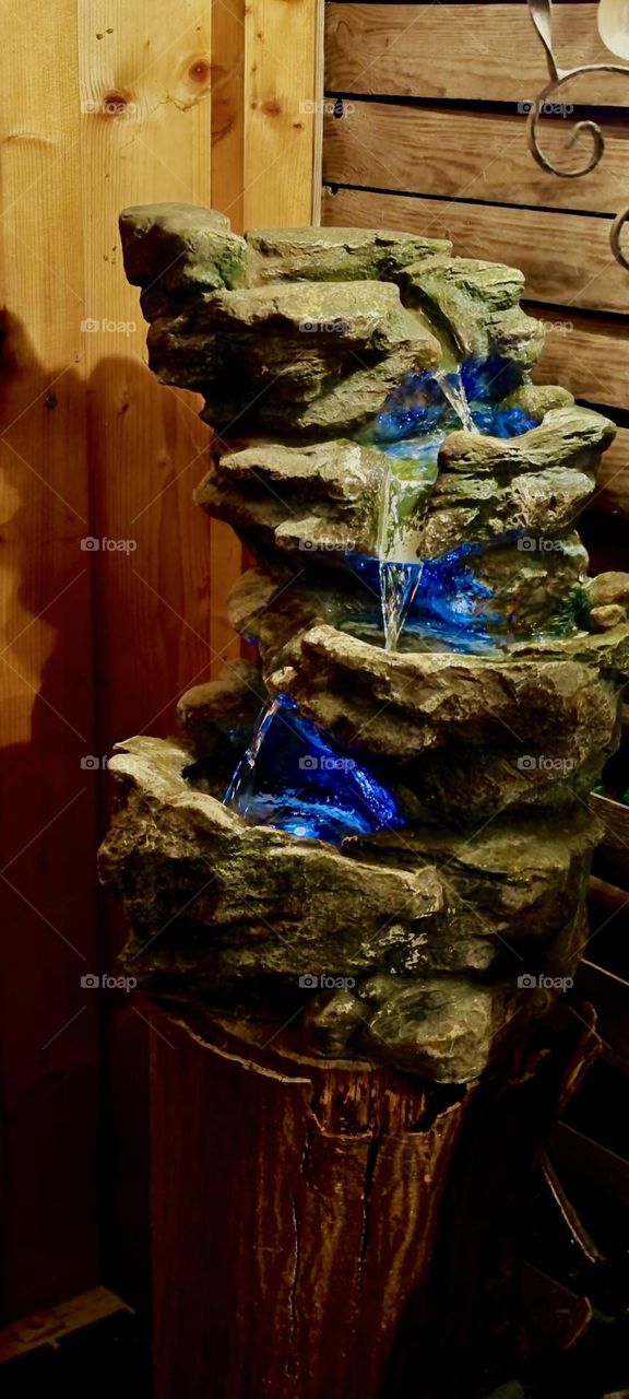This is a veritable work of art that adorns “Ron’s Whiskey Lounge” since its inception, a rock fountain with real water that circulates and looks most realistic. 2023. Hypnotic Productions