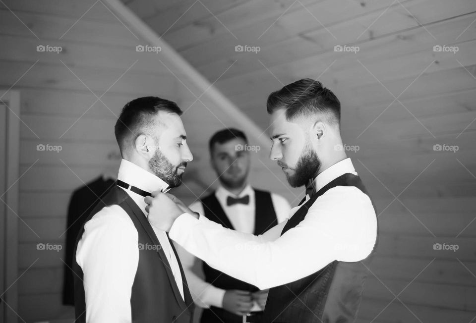 Friend help bridegroom on wedding day