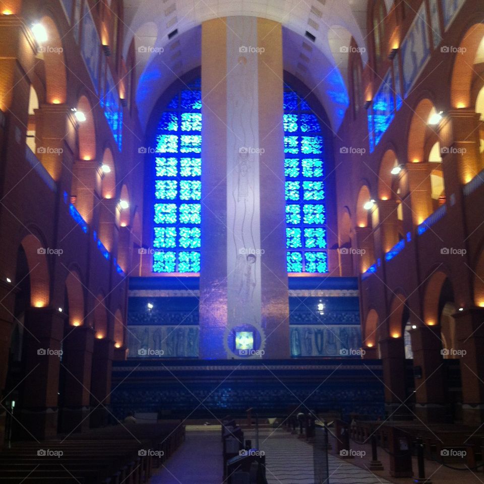 Luz e Fé! Aqui, estamos dentro da Basílica do Santuário Nacional de Aparecida. O brilho dos vitrais na casa da Virgem Maria, Padroeira do Brasil é venerada como Rainha do Céu. 