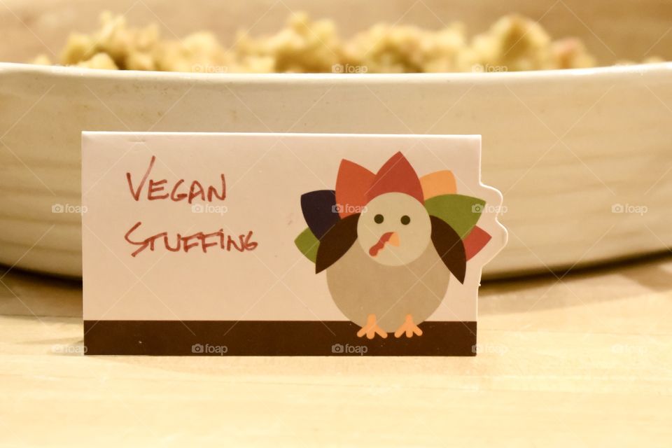 Placard indicating vegan stuffing at thanksgiving buffet for people with dietary restrictions 