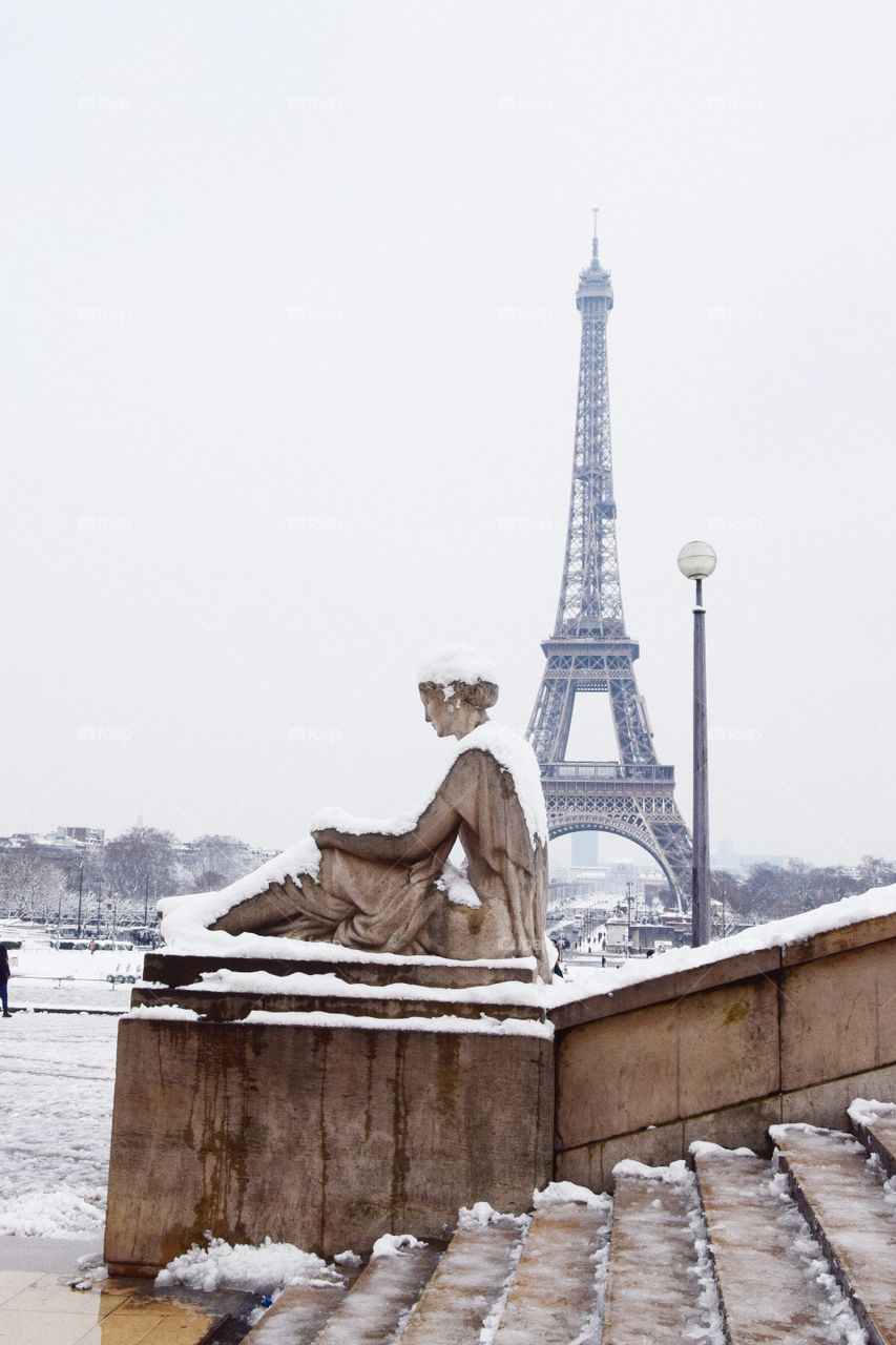 Beautiful Eiffel Tower under the snow ! It is so rare nowadays 