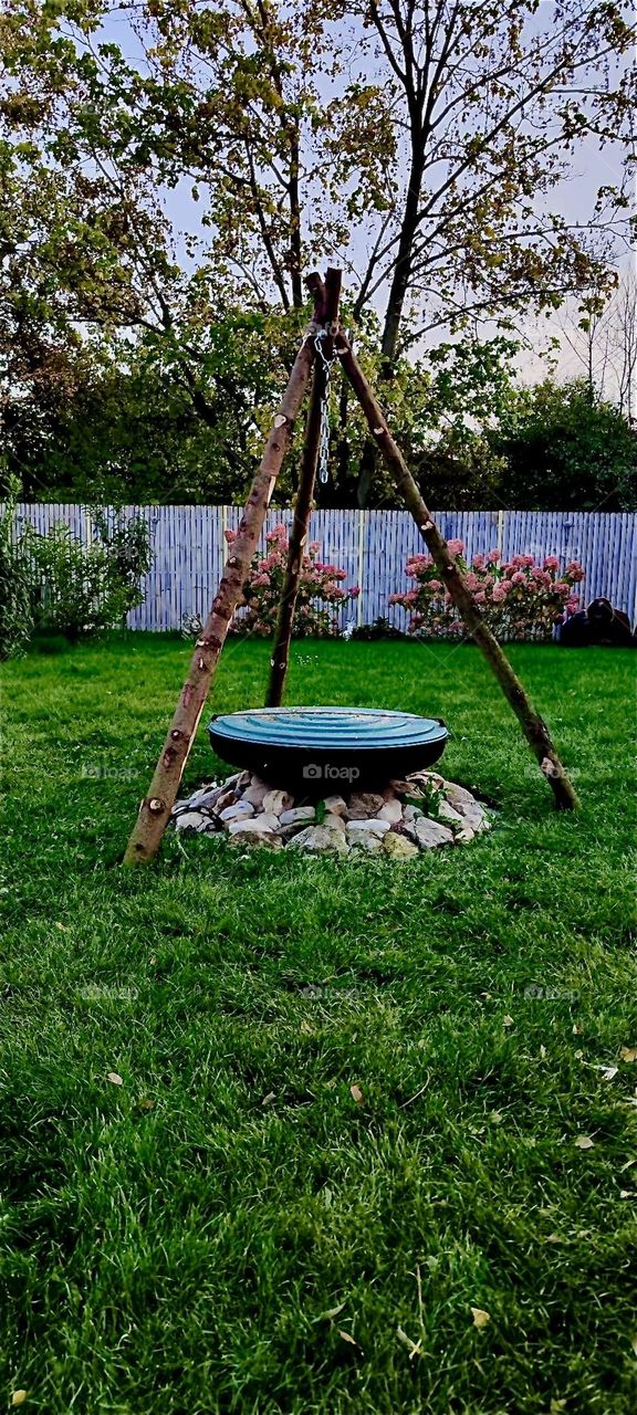 This newly acquired barbecue hearth was put in the garden of the beautiful house in “Bavaria”, Germany we have visited before. The large metal bowl contains hot coals and there is a grill on top of it for preparing food. 2023. Hypnotic Productions