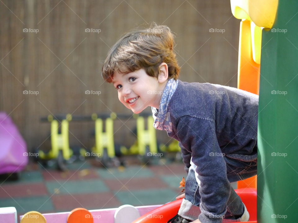 niño sonriendo parque perfil