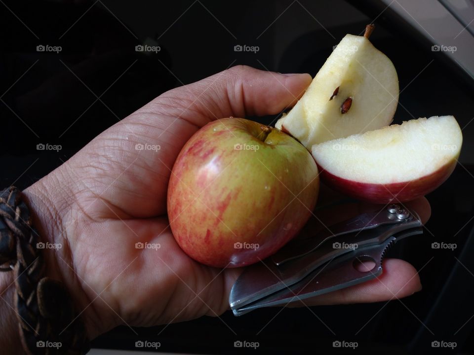 Mão, maçãs, sementes...