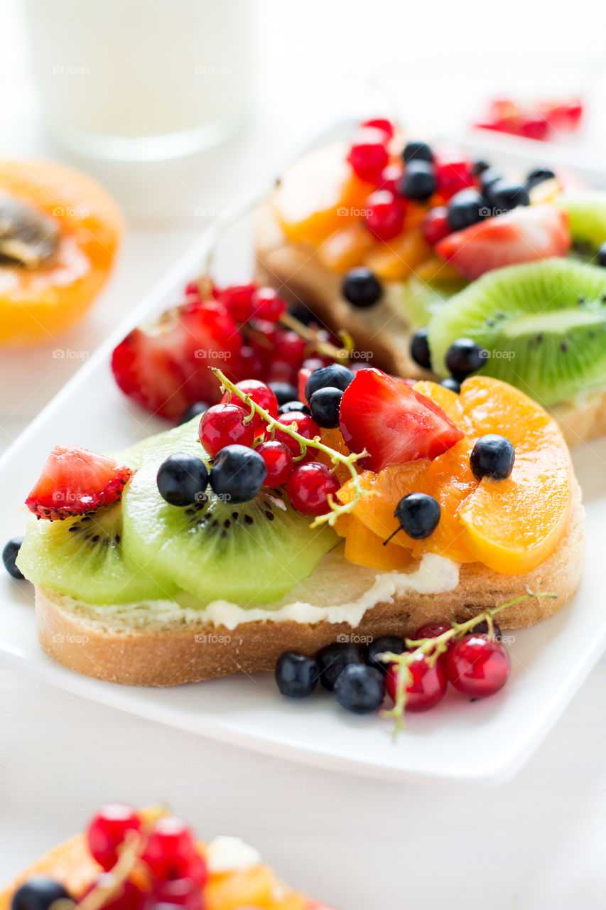 Sandwich with berries