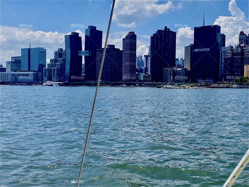 This is the famous „Manhattan“ skyline which is best seen from the waters of the „East River“ in the vicinity of „Newtown Creek“. We took our new sailboat out here today and also got our first sailing lesson. 2023. Hypnotic Productions