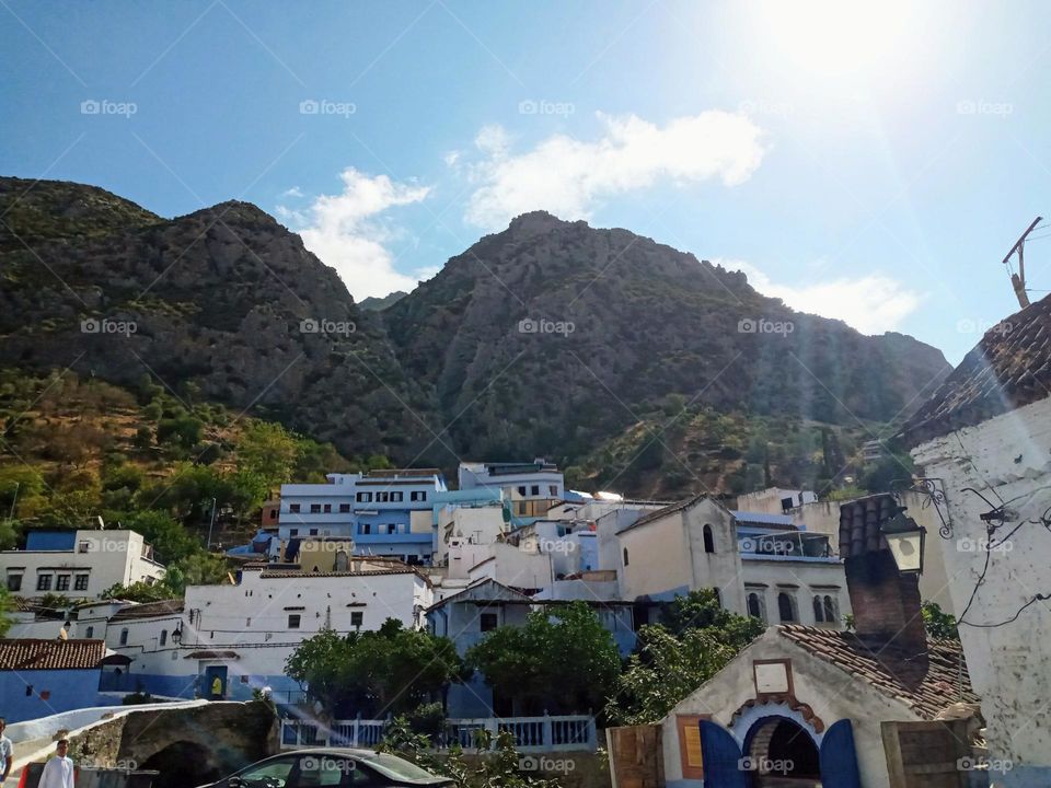 Population between the mountains