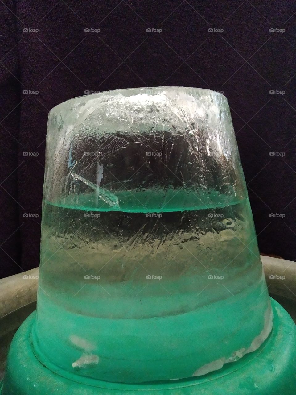 Ice bucket with water)