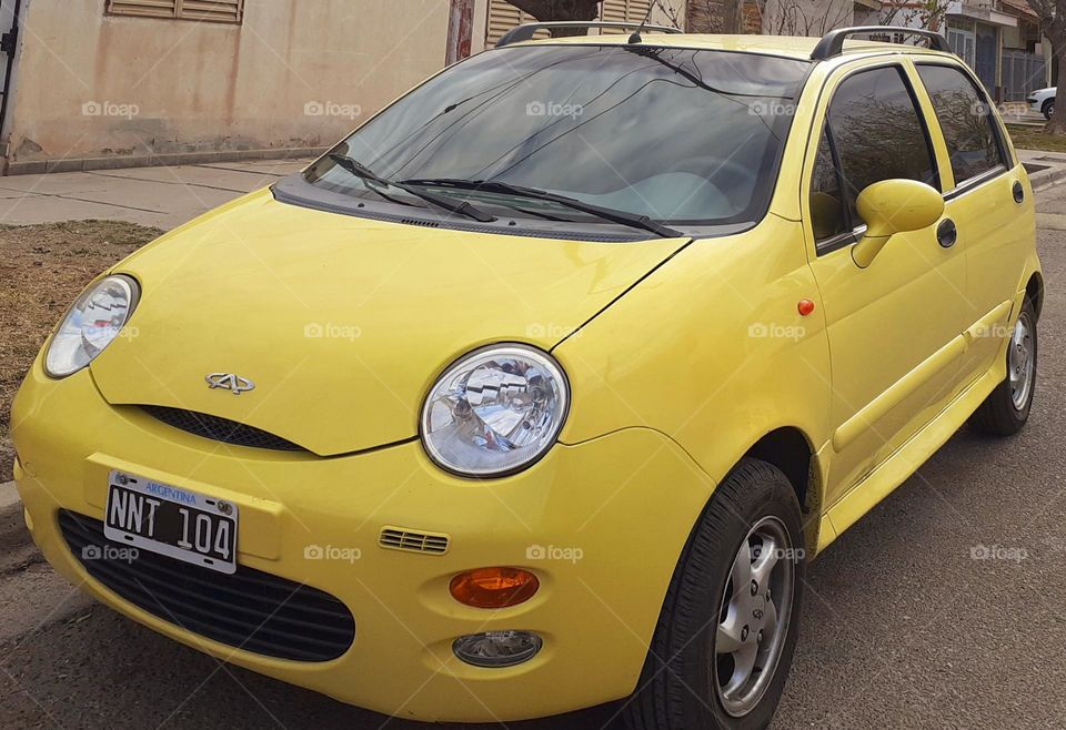 el hermoso auto amarillo