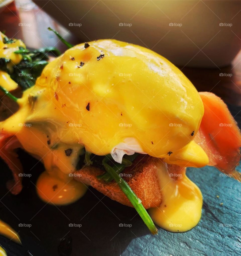 Perfect eggs’ Benedict with hollandaise sauce 😍