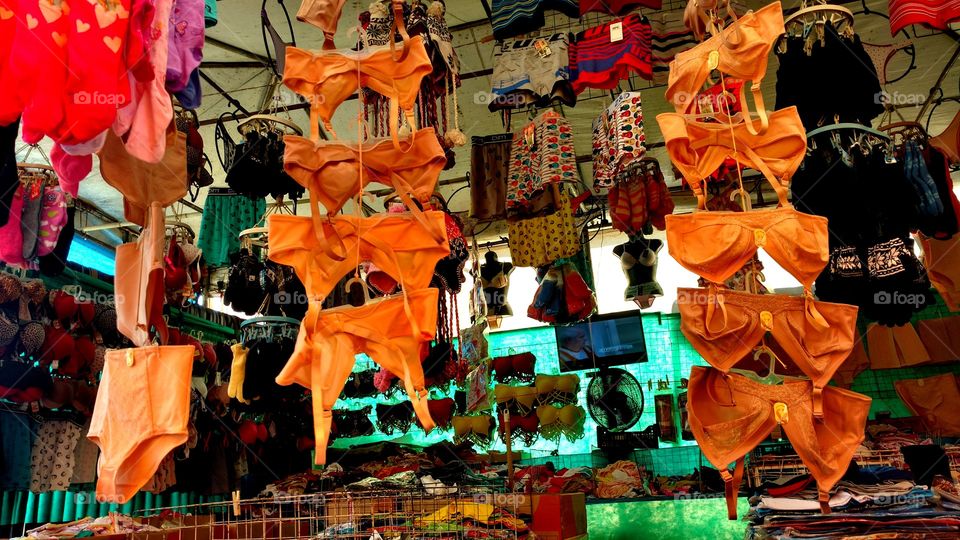 Bazar.  Feira de roupas, lingeries.
