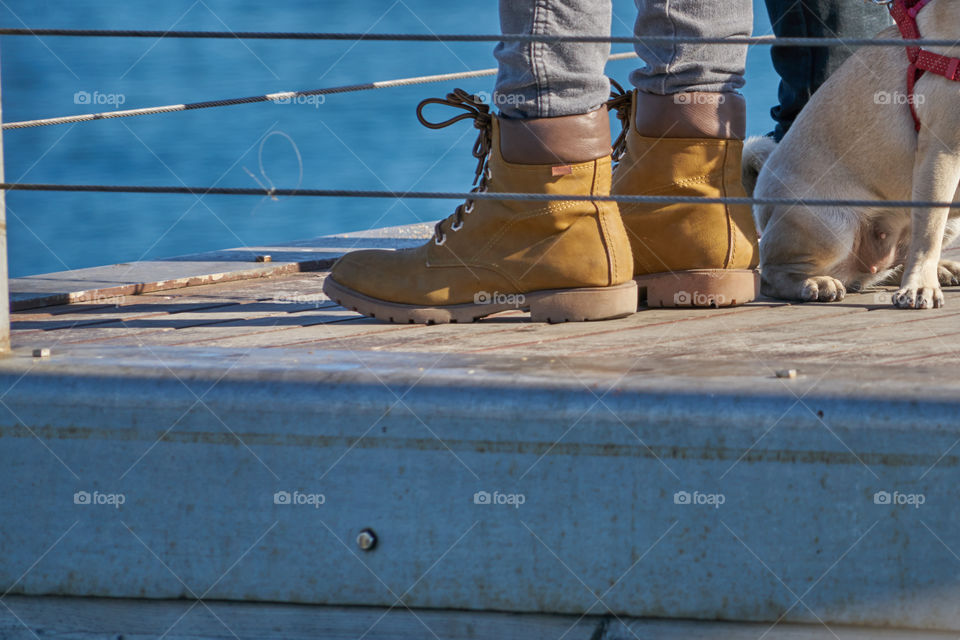 Muelle del gas de Badalona. Detalle de los pies de un transeúnte. 