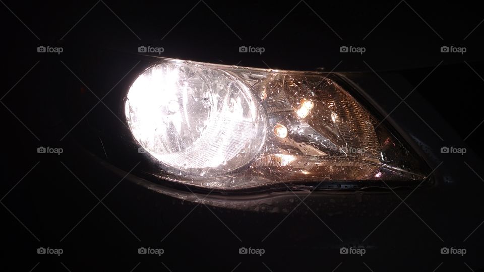Farol de meu carro. Luz, noite, chuva.
