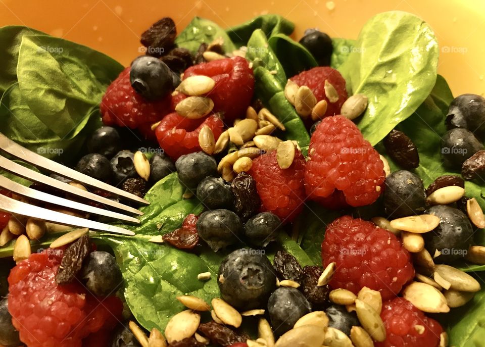 Fruit salad with spinach