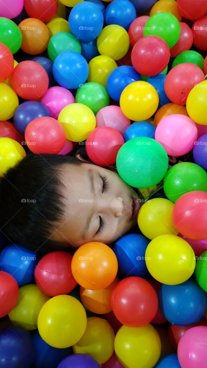 Learn color, learn and play with colored balls