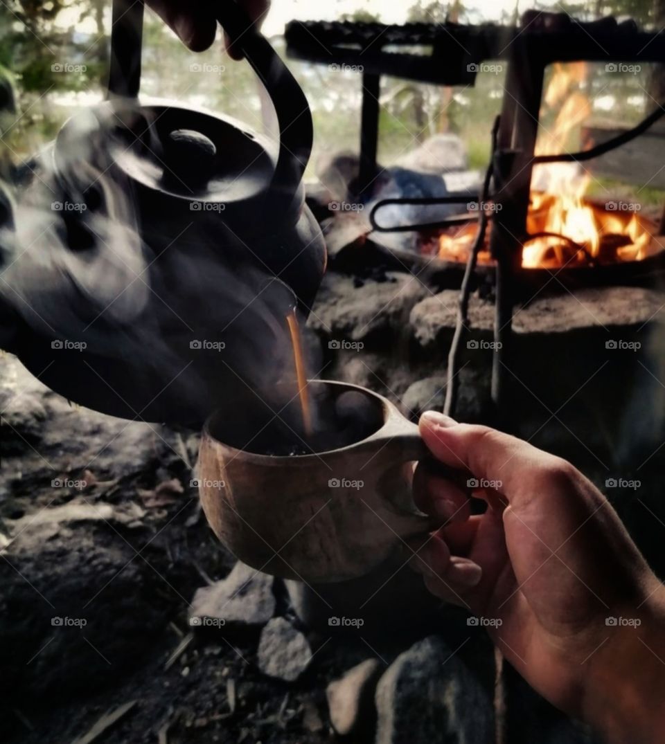 The best moment of a hiking trip is to stop to watch nature and enjoy a cup of hot coffee with a soot pan.