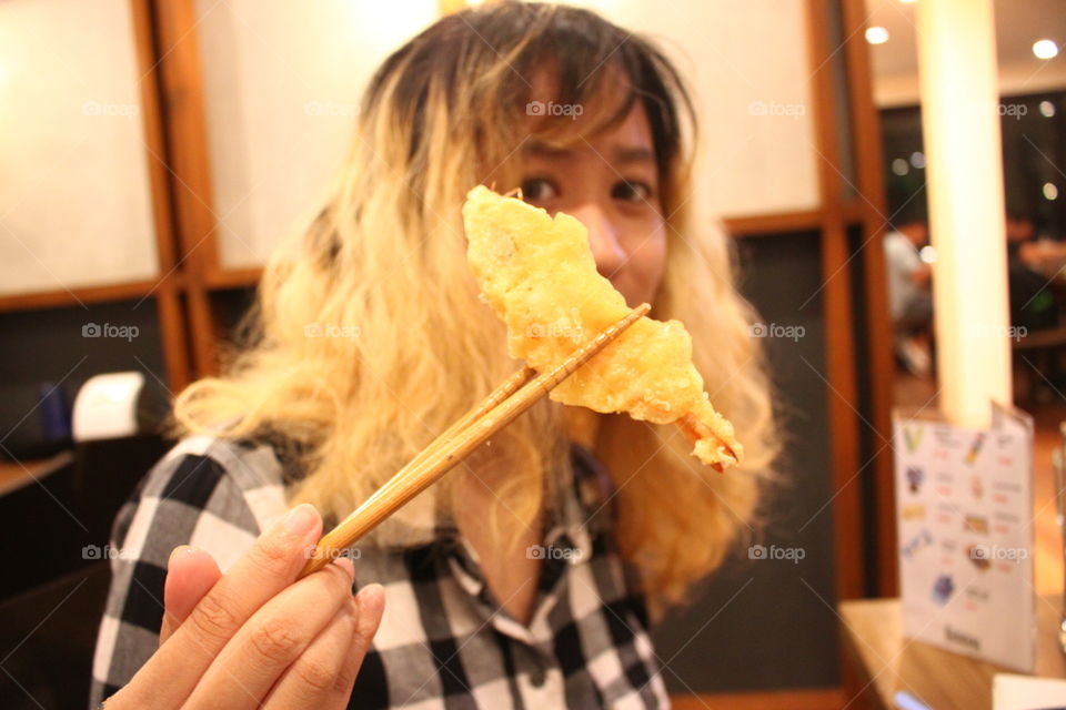 This is how big the tempura is. It is very crunchy and delicious.