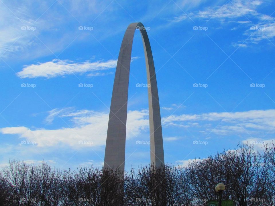 The Gateway Arch at St.Louis, MO, standing tall against the blue skies 