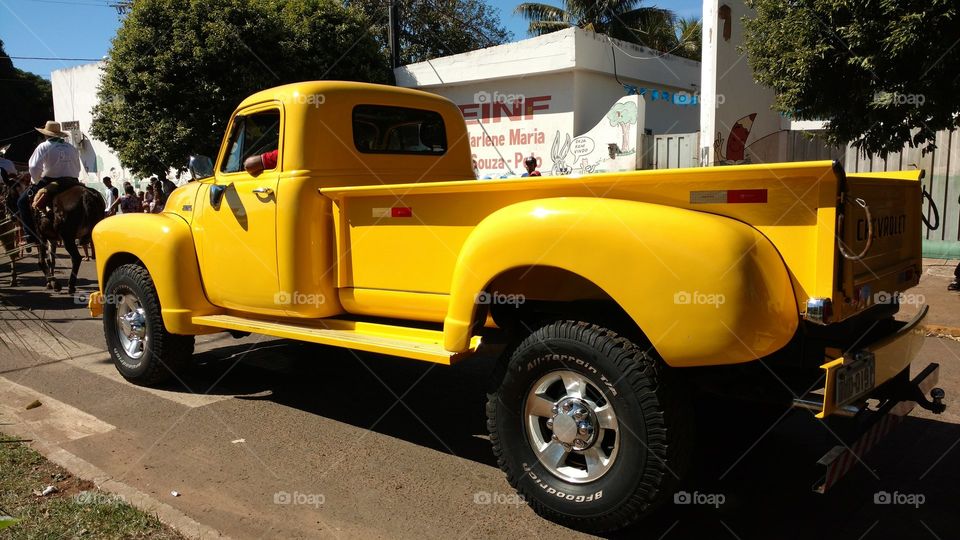 Lado esquerdo por trás da camionete.