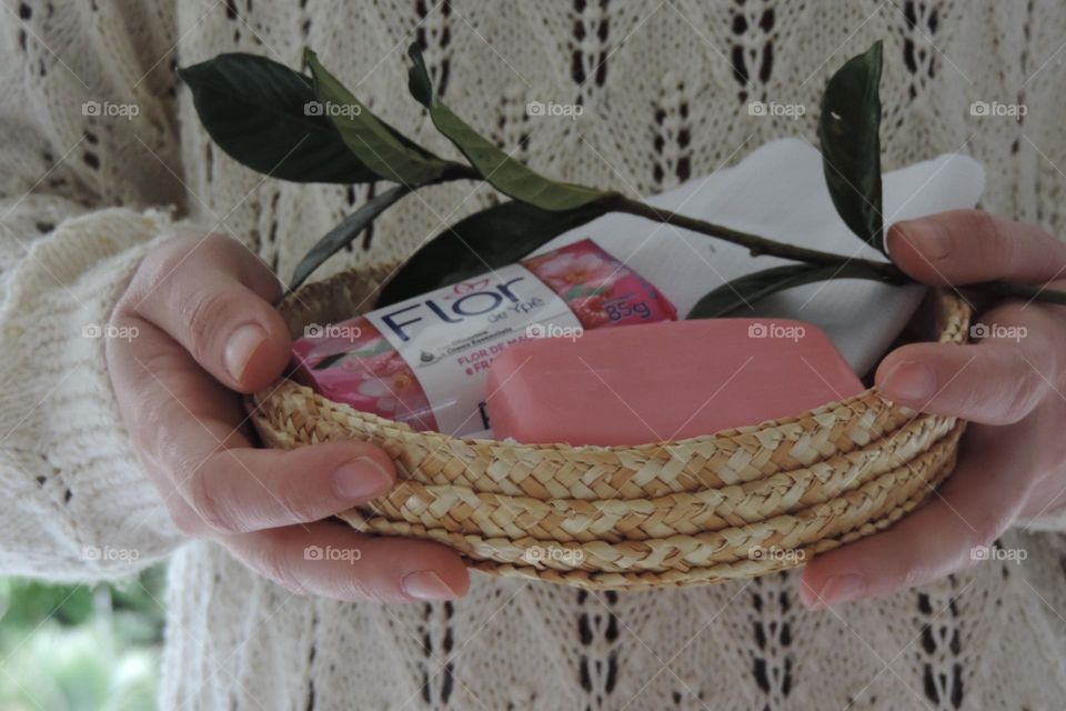 I bring in my hands the perfume and softness of Flor soap 🏵