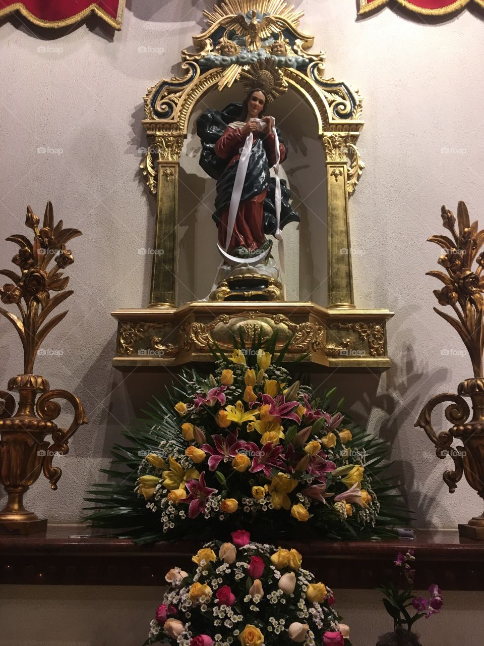 O altar principal do Santuário Nossa Senhora Desatadora dos Nós - uma belíssima igreja!