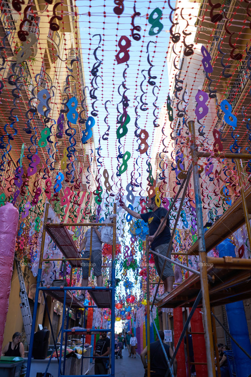 Barrio de Gracia. Primer día de Fiesta. Listos para el verdicto del jurado