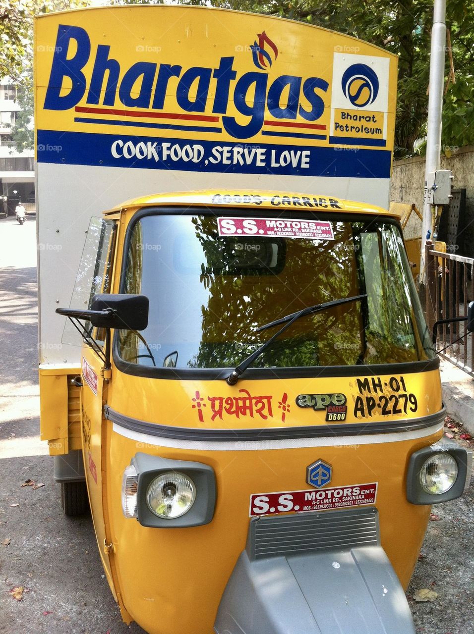 Mumbai traffic, yellow tuk tuk commute in India