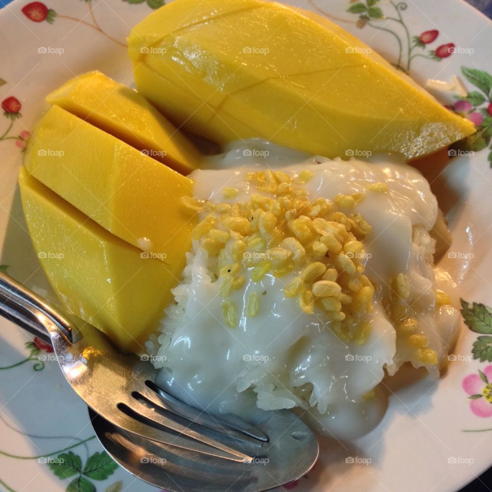 mango with sticky rice serve with coconut milk
