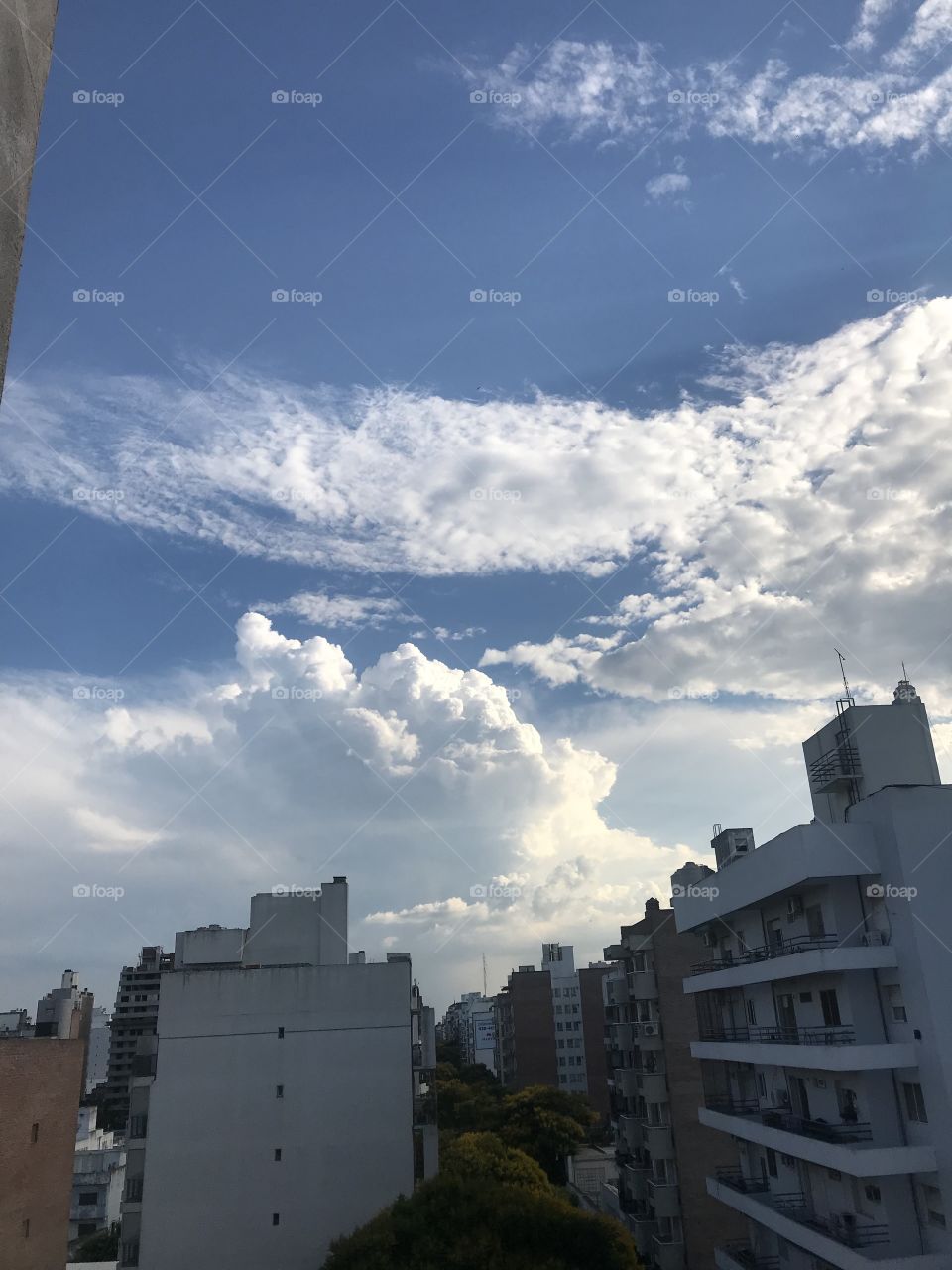 Nubes raras poblando lentamente la zona sur de la ciudad de Rosario, Argentina