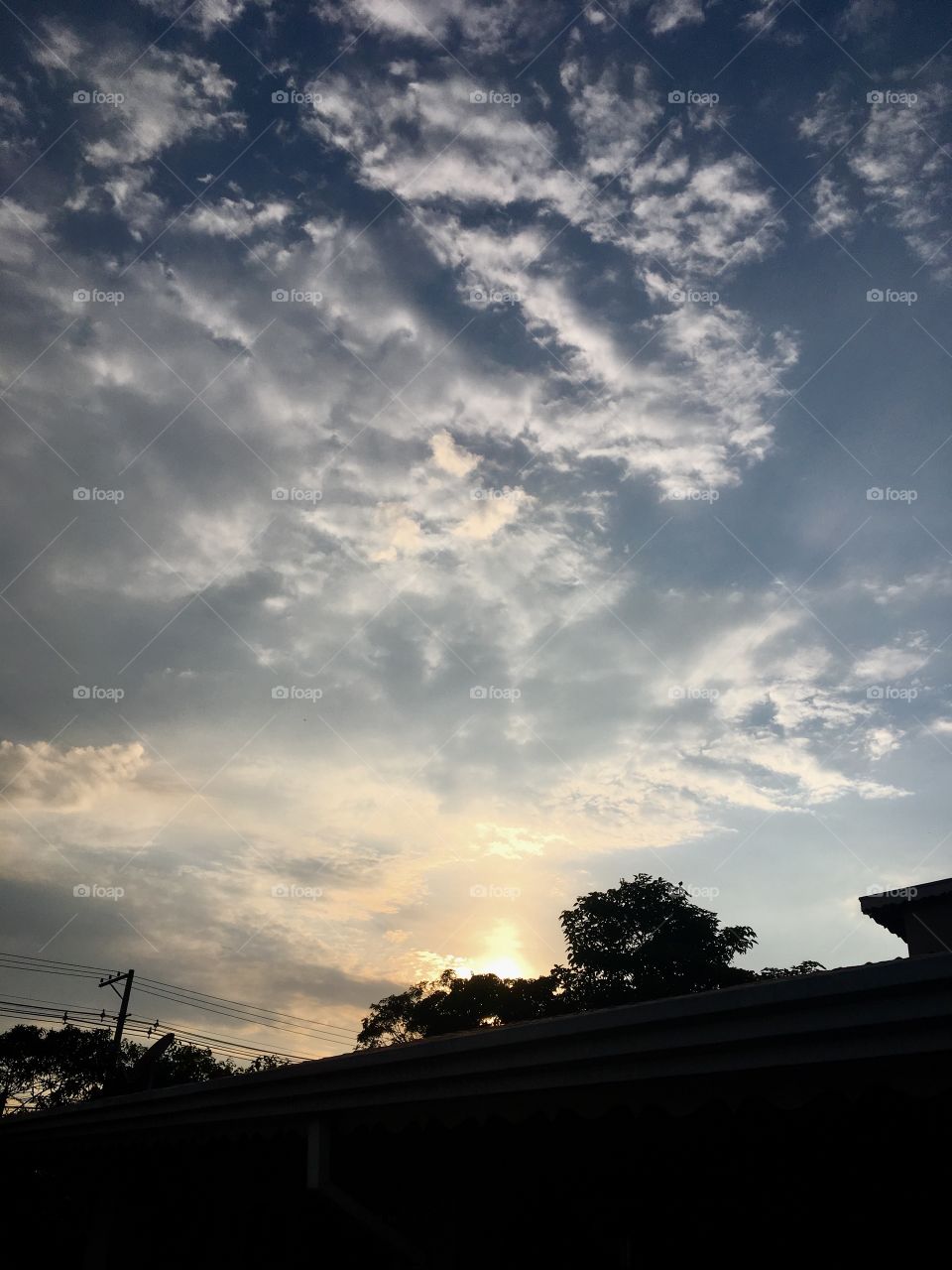 Amanhecer com nuvens - não tão brancas pois me parece que vai chover. Enfim... que tenhamos uma ótima 4a feira. 