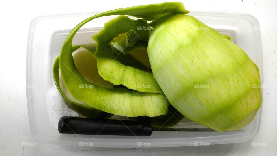 Deliciosa manga descascada, verde com sal!