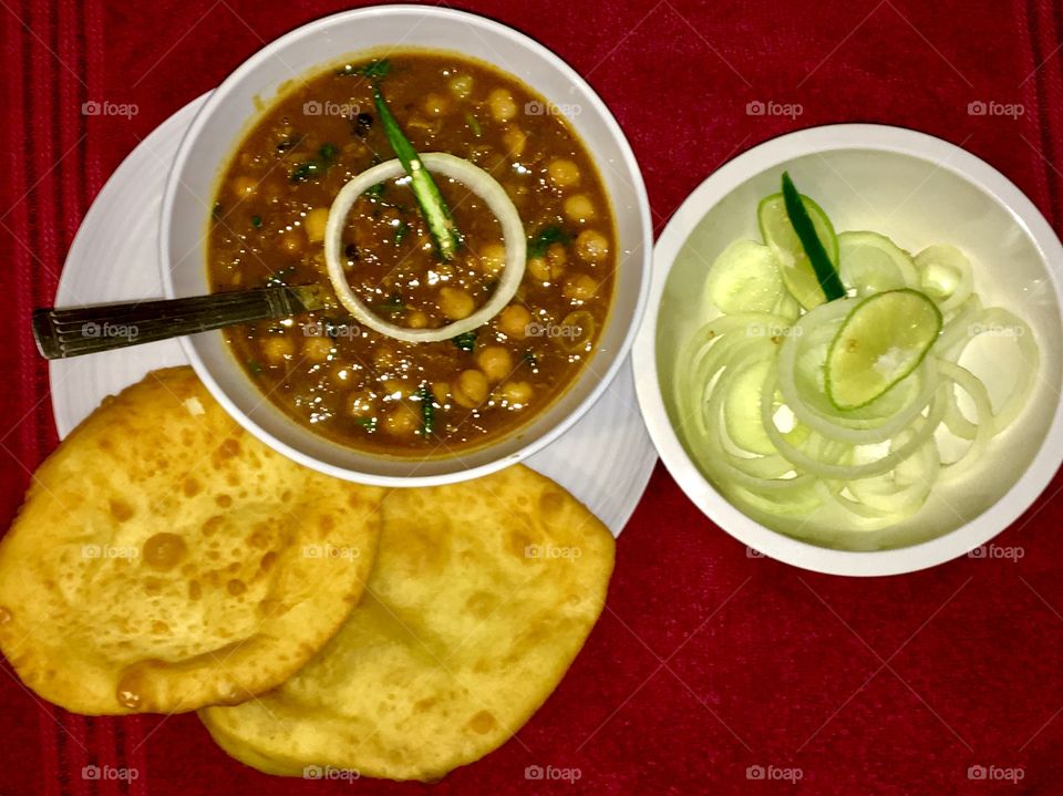 Chickpea curry with bhature: a famous Indian cuisine.